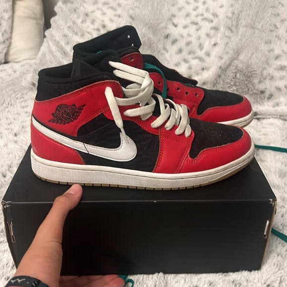 Air Jordan 1 Mid SE, Size 9, Black/Fire Red-White- - Picture 2 of 7